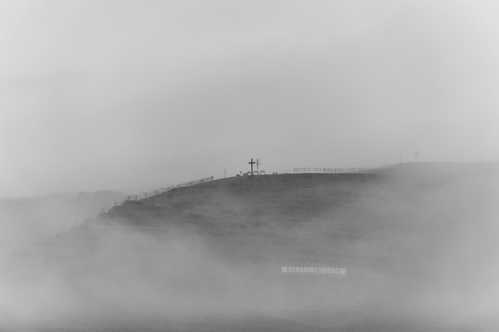 Hausberg im Nebel