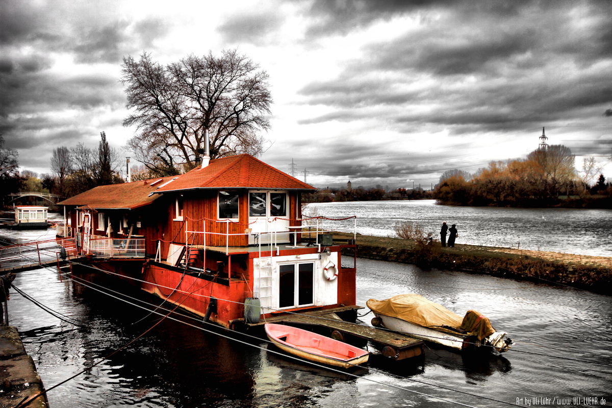 Hausboot an der Niddamündung zum Main in Frankfurt-Höchst