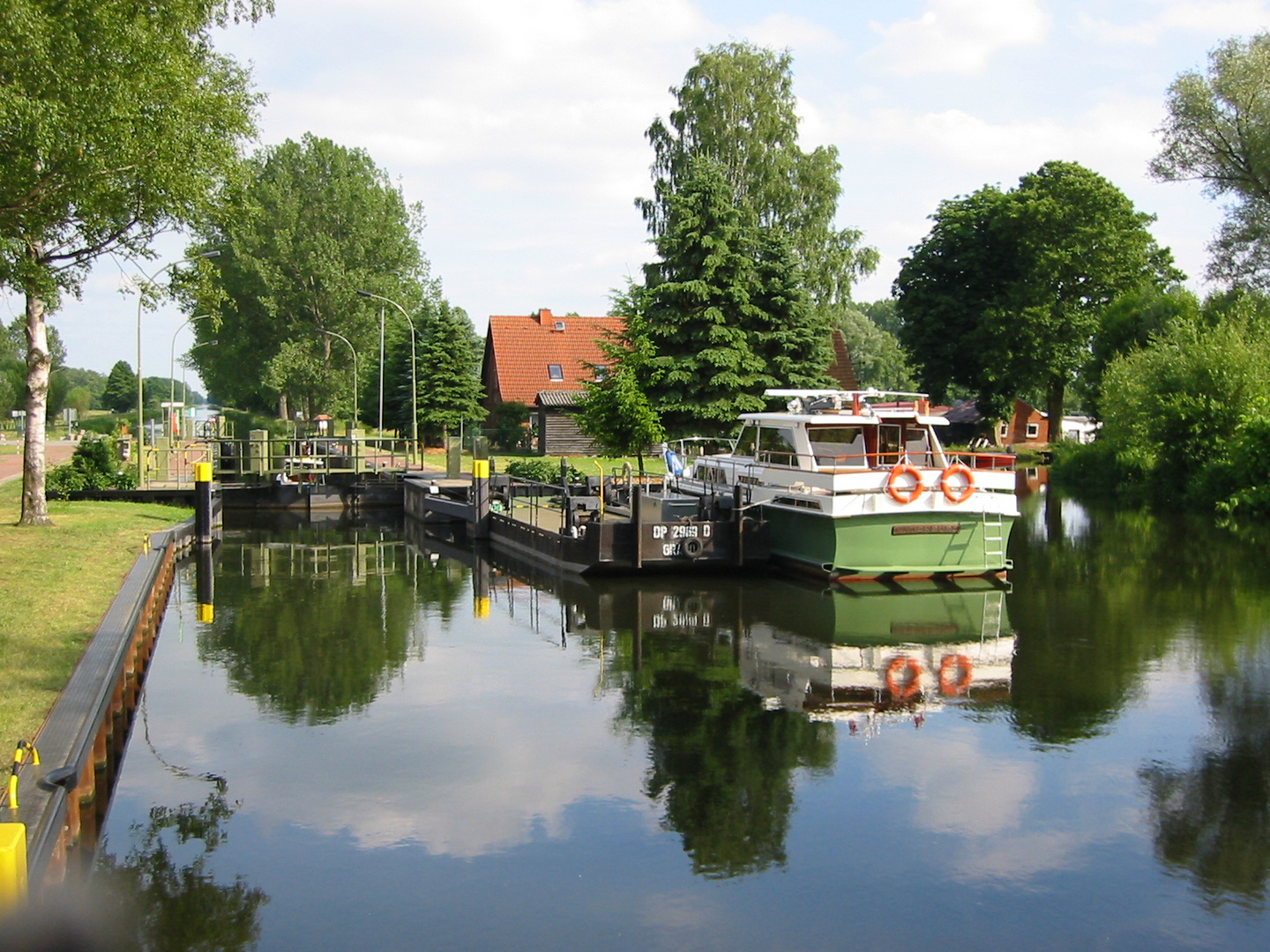 Hausboot an der Schleuse