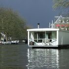 Hausboot in einer Gracht in Amsterdam