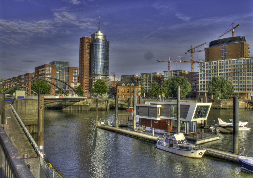 Hausboot in Hamburg mit Blick auf das neue Hafenviertel