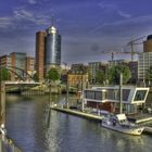 Hausboot in Hamburg mit Blick auf das neue Hafenviertel