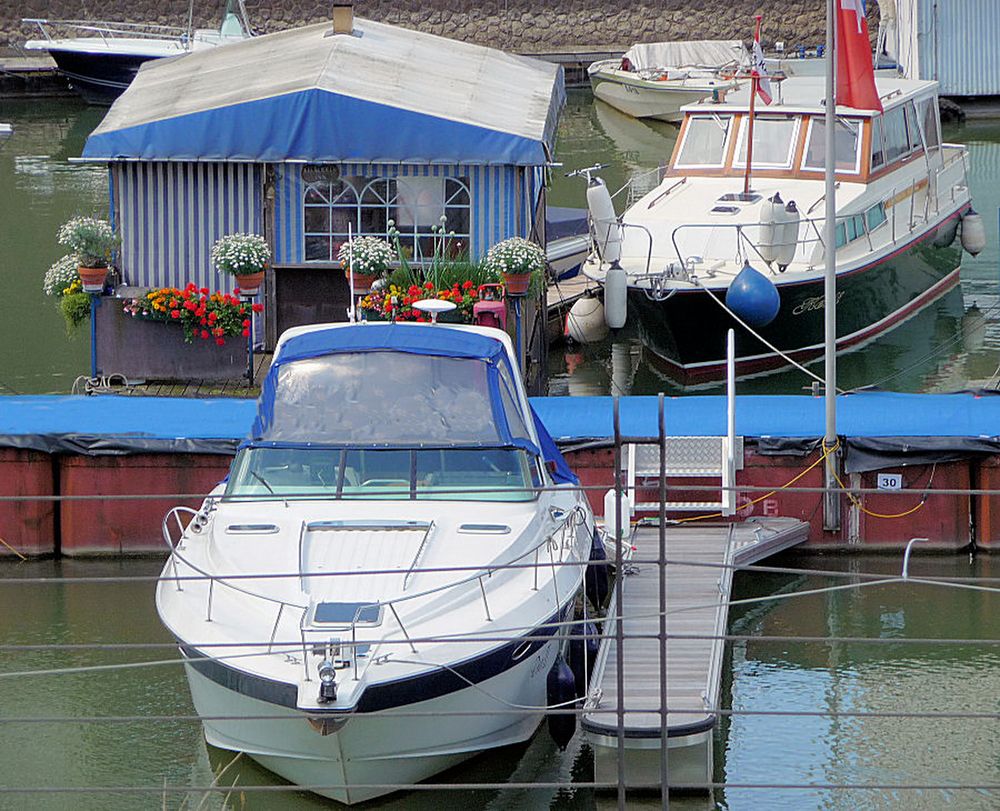 Hausboot mit Blumen