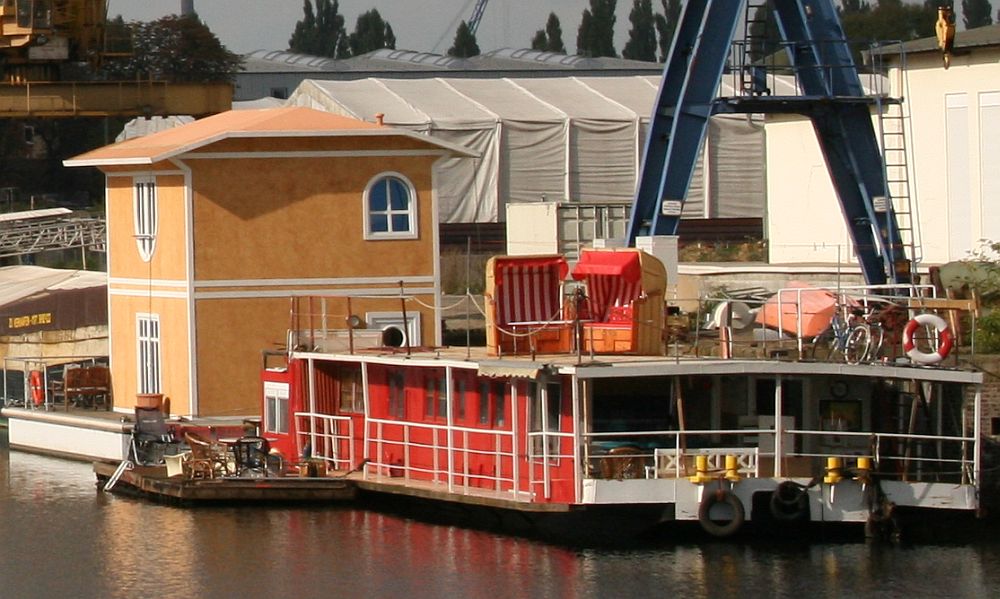 Hausboot mit eigenen Strandkörben