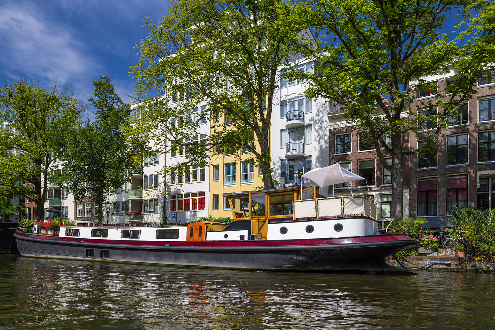 Hausboot mit Landstrom