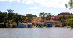 Hausboote am Ufer des Murray Rivers