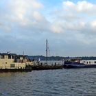 Hausboote auf der herbstlichen Schlei bei Schleswig