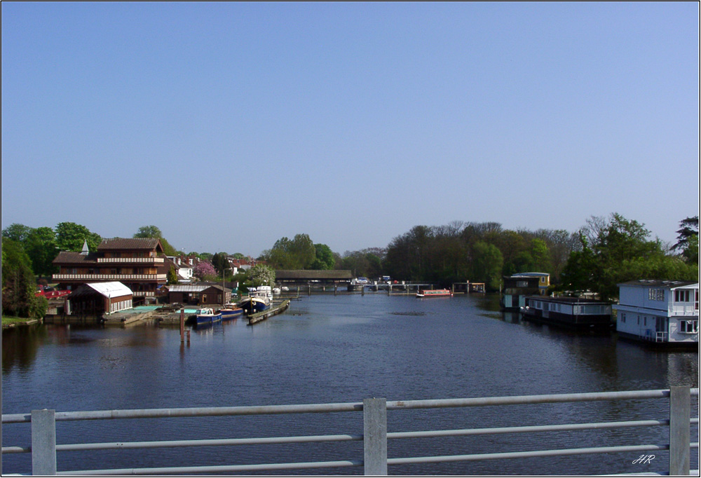 Hausboote auf der Themse bei Schloss Windsor in England