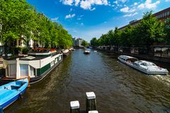 Hausboote und Grachtentour-Boot, Amsterdam
