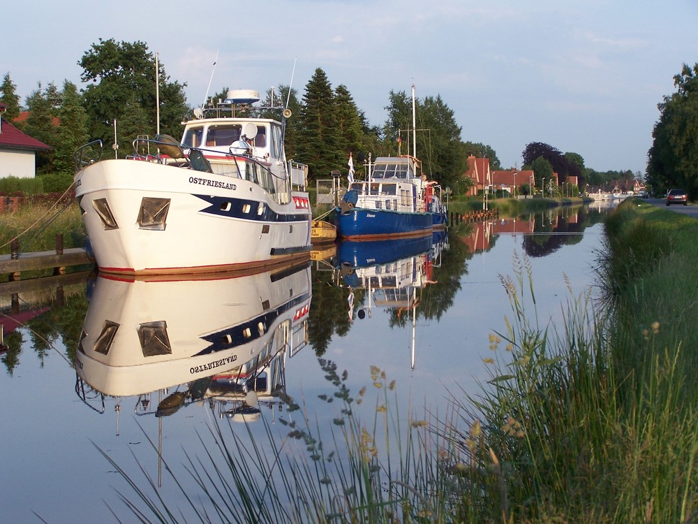 Hausbootidylle im kleinen Hafen von Ostrhauderfehn