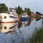 Hausbootidylle im kleinen Hafen von Ostrhauderfehn