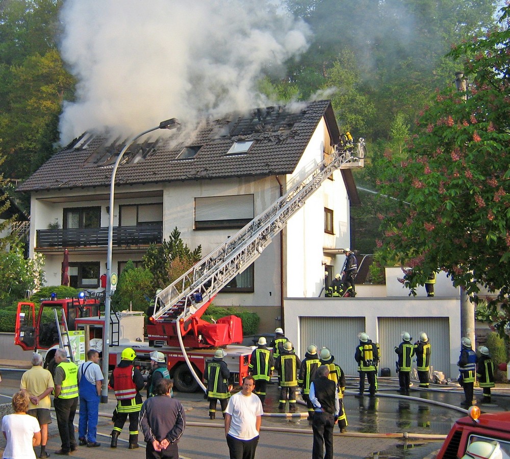 Hausbrand: Dachstuhlwohnung brennt