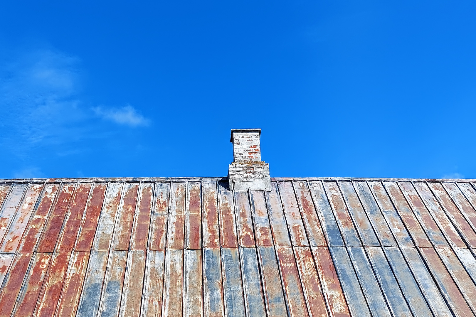 Hausdach vor blauem Himmel