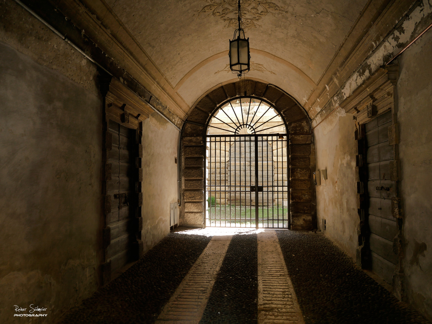 Hausdurchfahrt in Verona, Italien