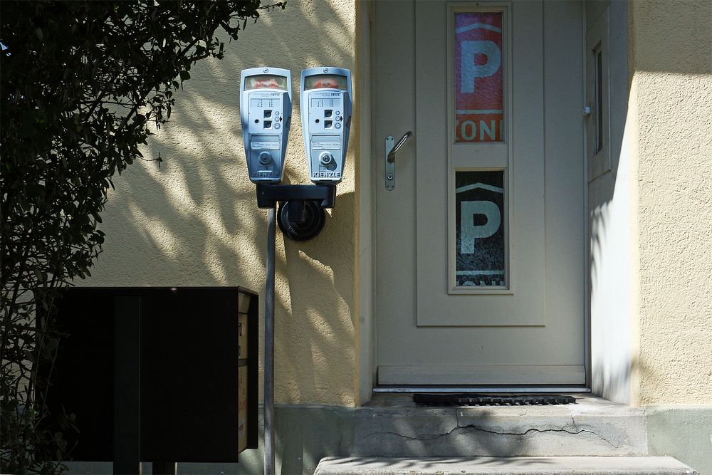 Hauseingang mit Parkingmeter