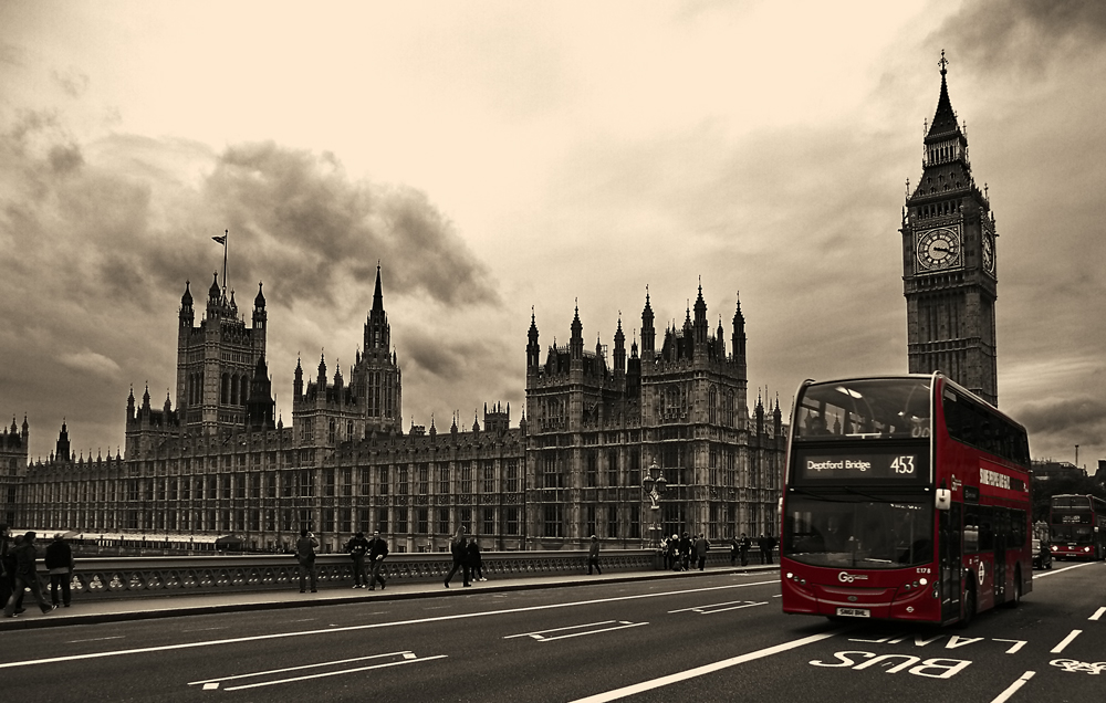 Hauses of Parliament,Big Ben und Bus ganz klassisch