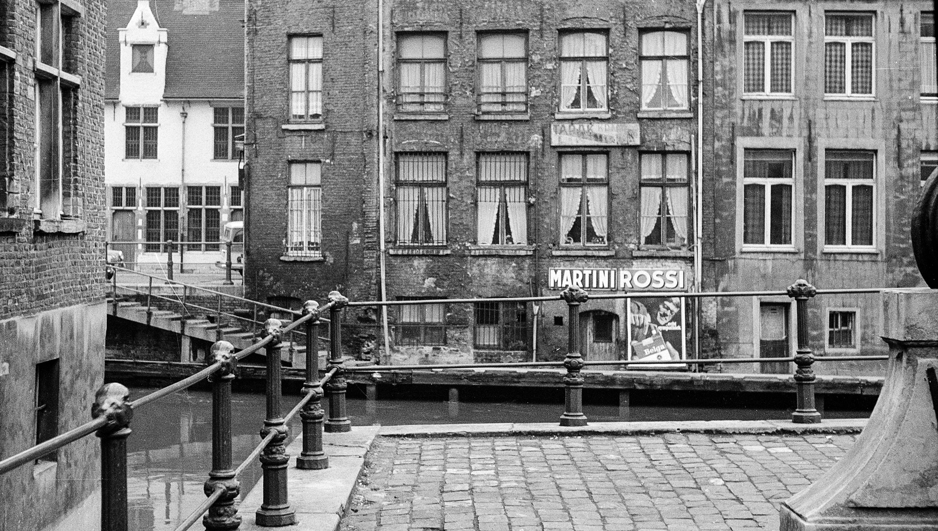 HAUSFASSADE AN EINER AMSTERAMMER GRACHT ENDE DER 60er JAHRE