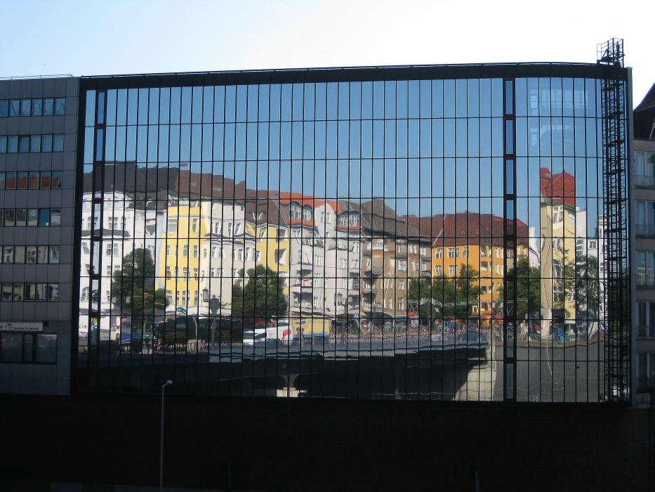 Hausfassade gespiegelt.