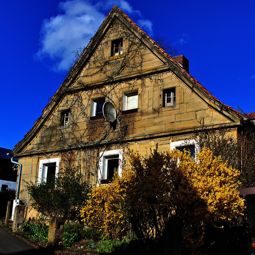 Hausfassade im Frühling