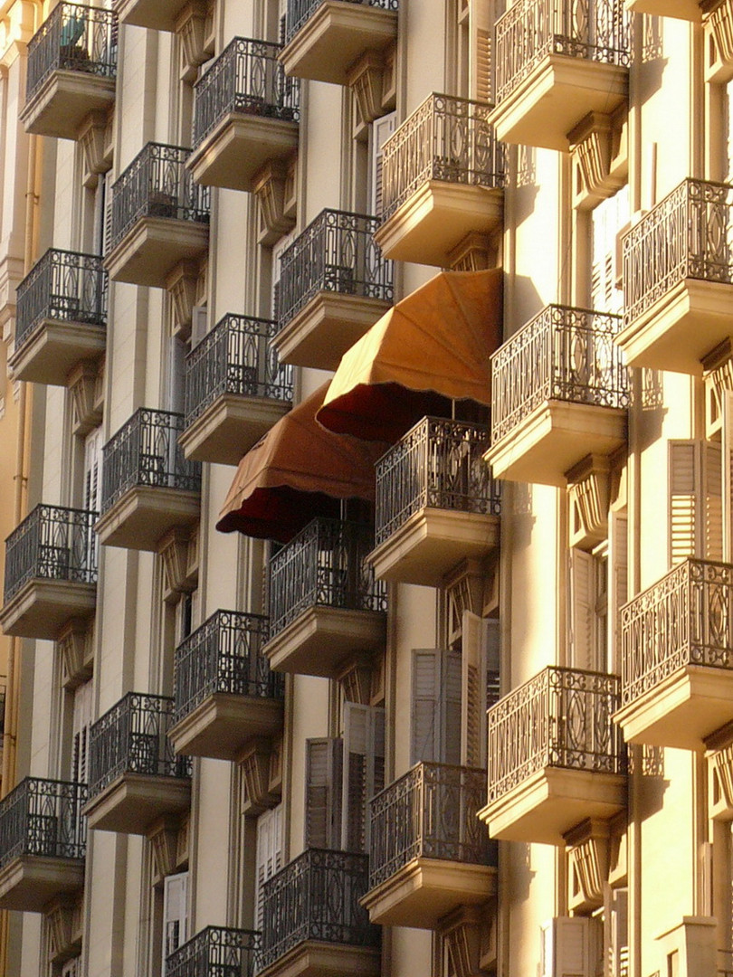 Hausfassade mit Balkonen in Valemcia/ Spanien