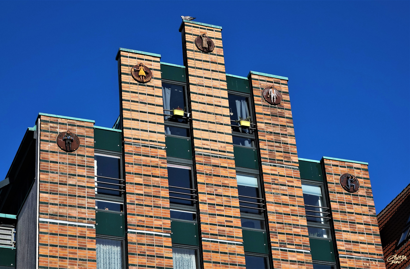 Hausfassade vor blauem Himmel.