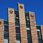 Hausfassade vor blauem Himmel.