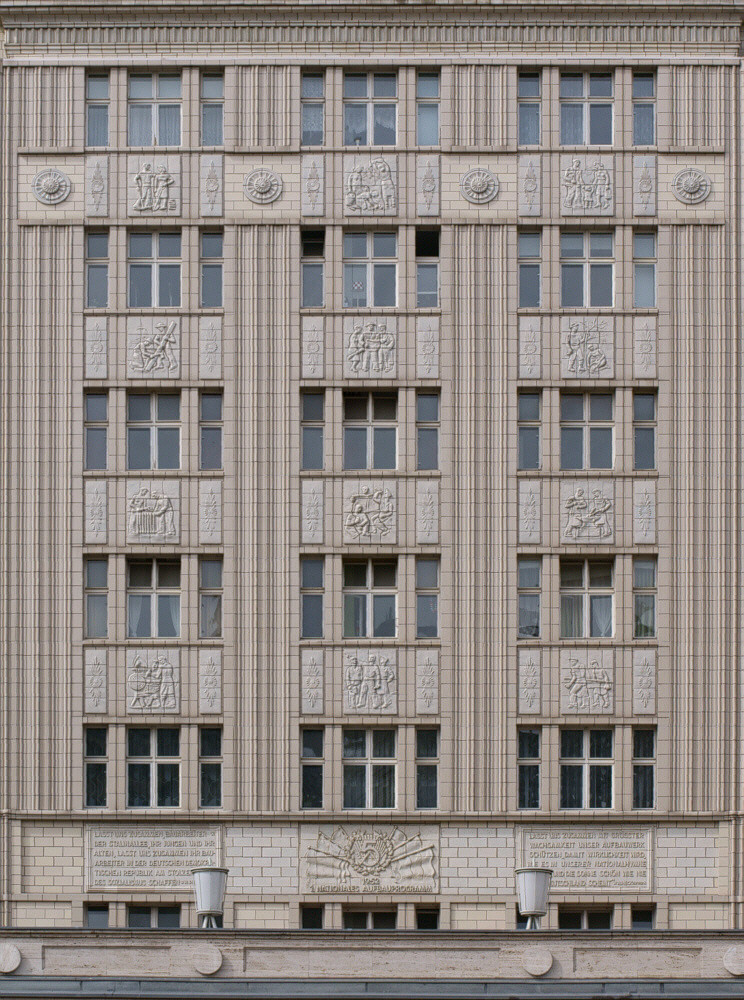 Hausfront in der Berliner Karl Marx Allee