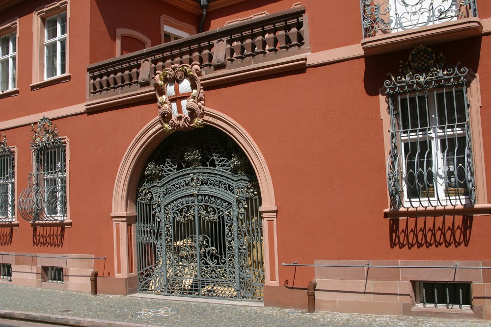 Hausfront mit Eingangstor in Freiburg