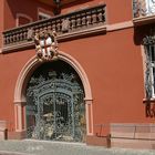 Hausfront mit Eingangstor in Freiburg