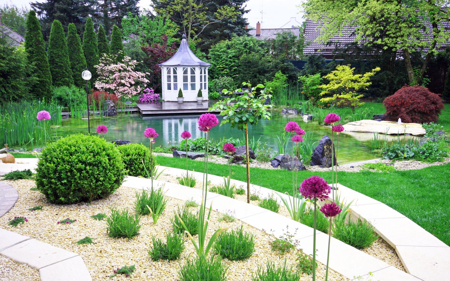 Hausgarten mit Schwimmteich und schöner Bepflanzung