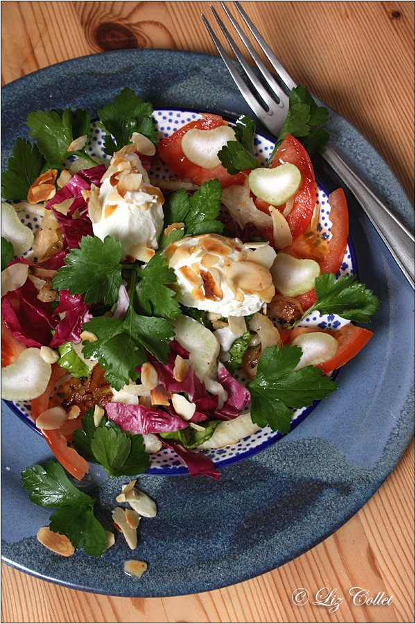 Hausgemachte Ziegenfrischkäse-Nockerl mit Mandeln an Fenchel-Radicchio-Salat © Liz Collet