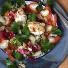 Hausgemachte Ziegenfrischkäse-Nockerl mit Mandeln an Fenchel-Radicchio-Salat © Liz Collet
