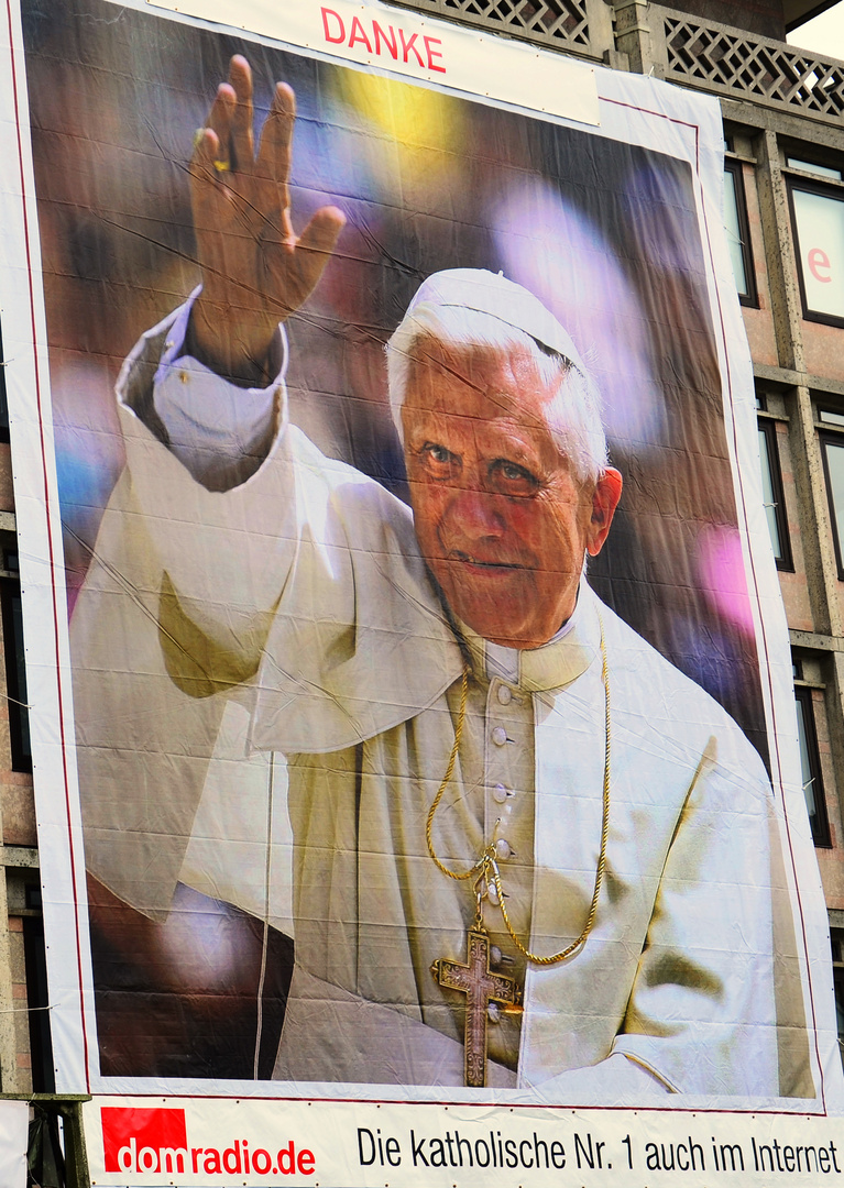 haushohes Papstposter gegenüber dem Kölner Dom im Februar 2013