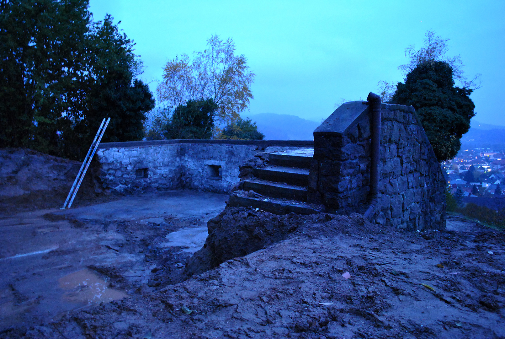 Hausruine im Restlicht