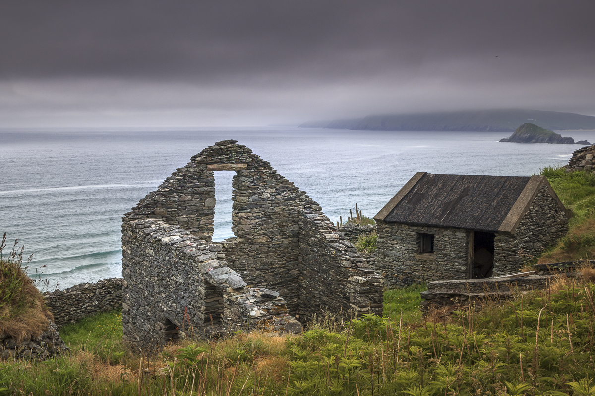 Hausruine mit Atlantikblick, Irland