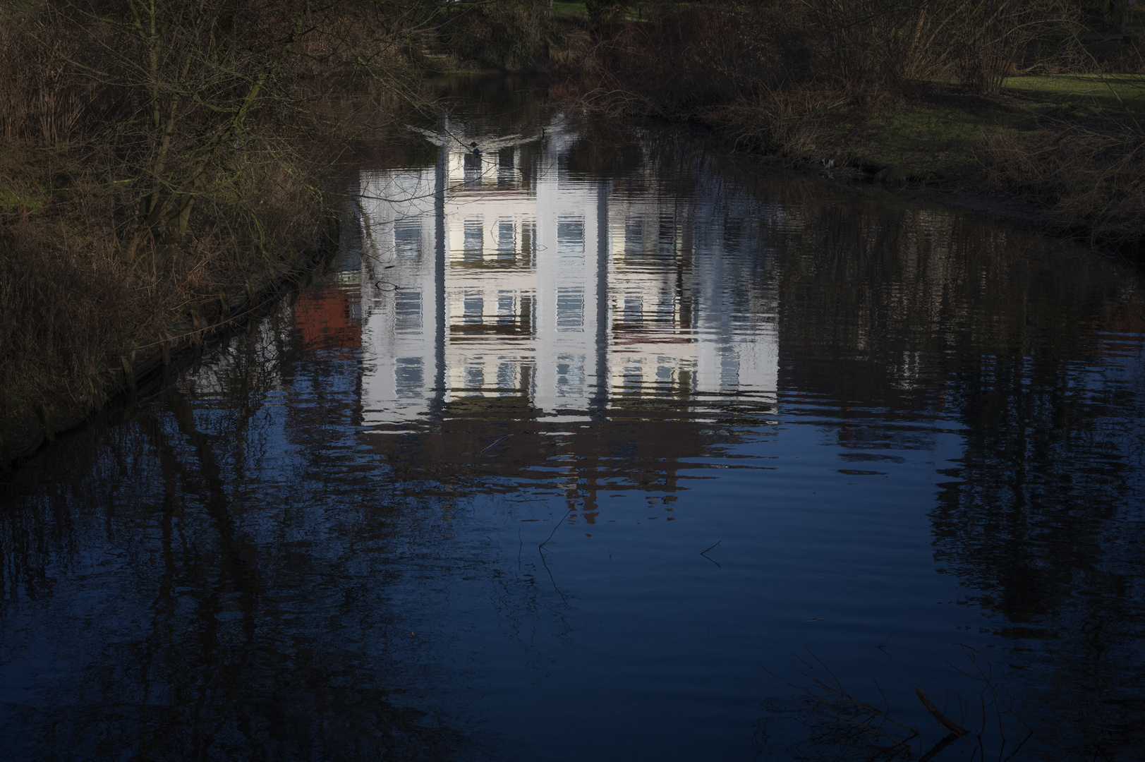 Hausspiegel im blauen Wasser