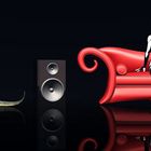 Haustier, Lautsprecherboxen und Frau auf rotem Sofa