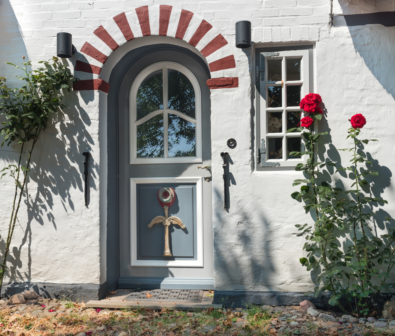 Haustür mit Rosen