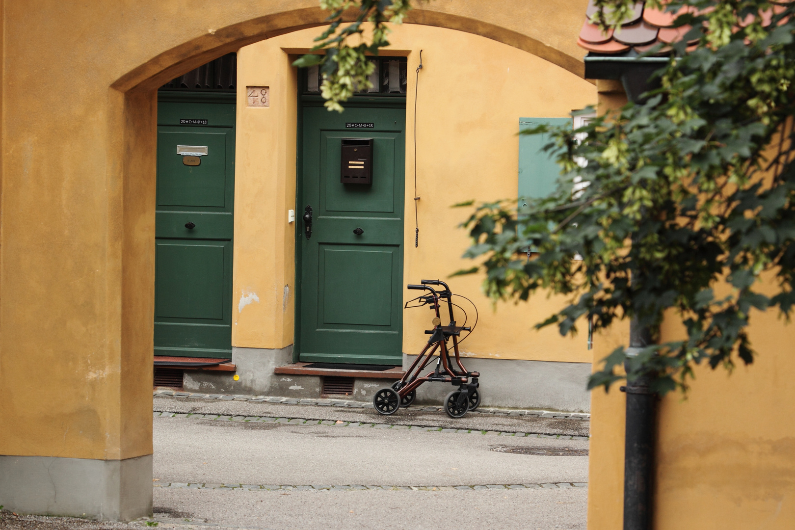 Haustüre mit Parkplatz