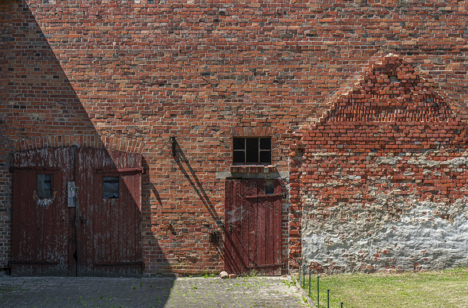 Hauswand im Sonnenlicht