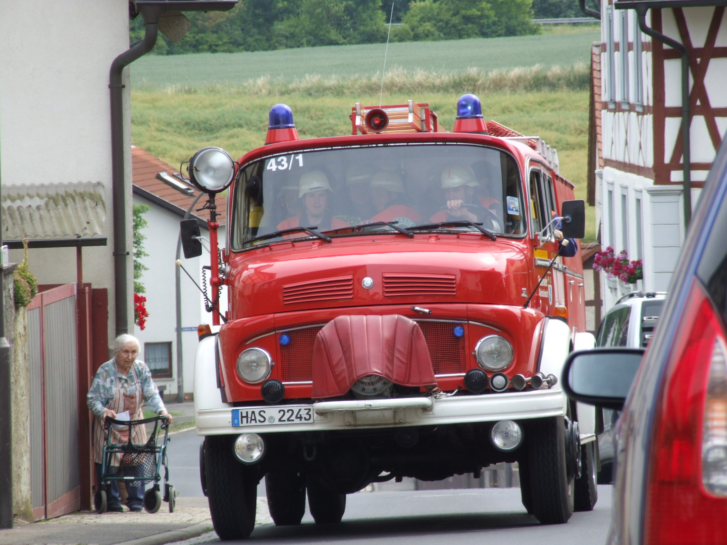 "Haut ab! Des iss unner Feuer" (1) ...