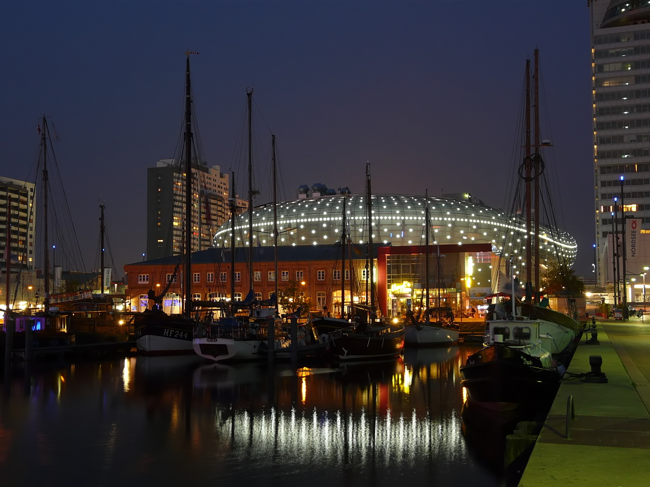 Havenwelten Bremerhaven bei Nacht