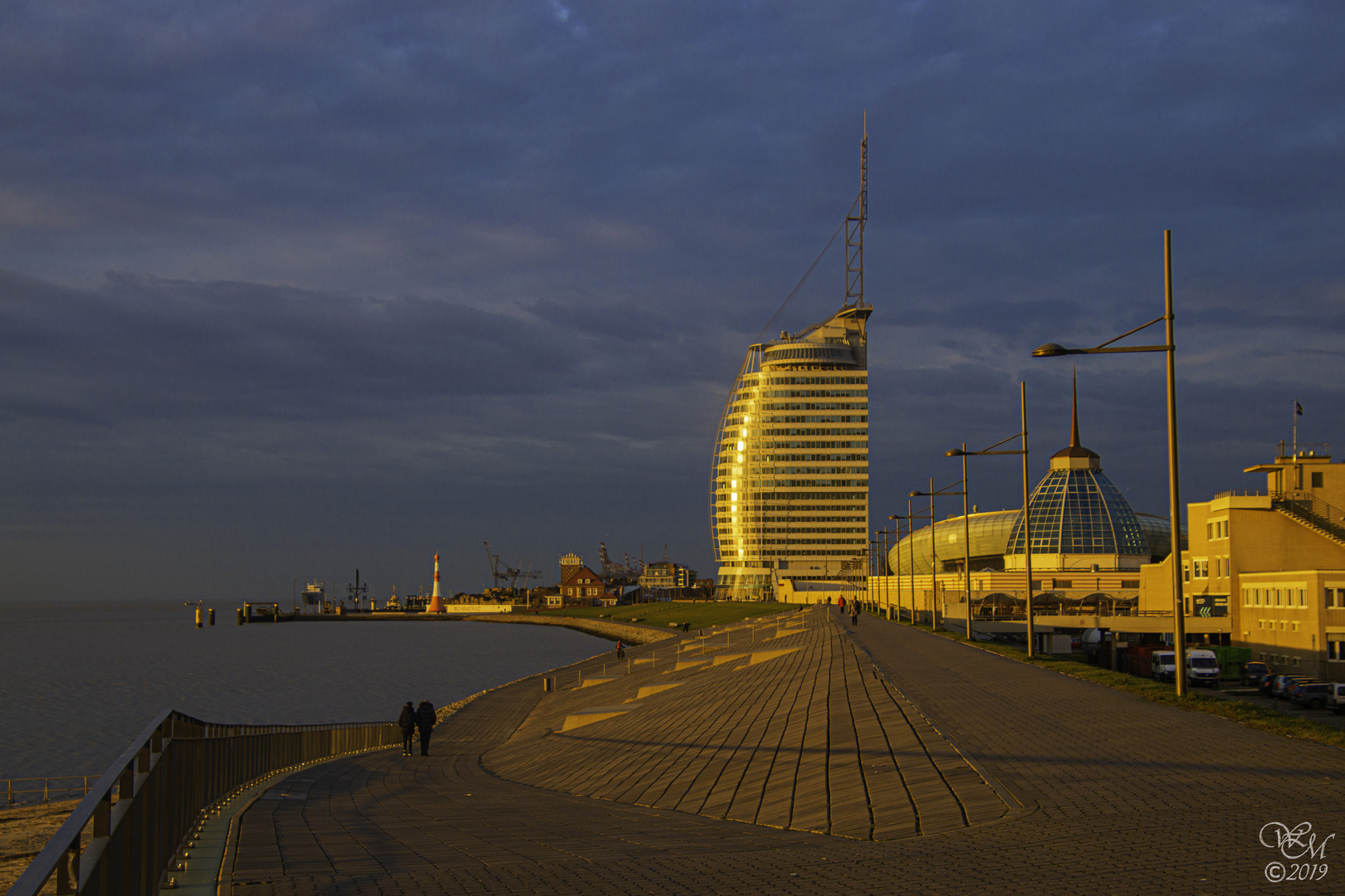 Havenwelten Bremerhaven bei Sonnenuntergang