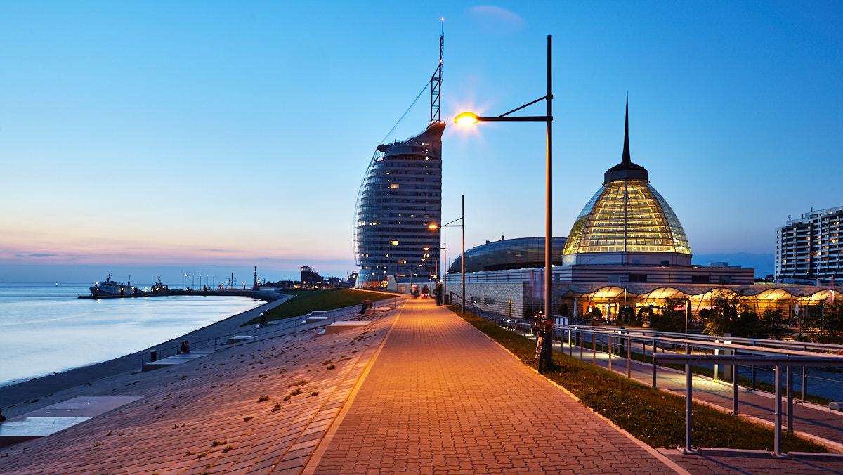 "Havenwelten" und Weserpromenade in Bremerhaven zur blauen Stunde