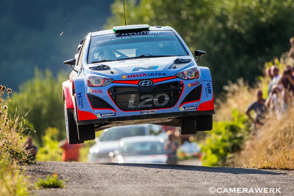 Hayden Paddon fliegt durch die Weinberge