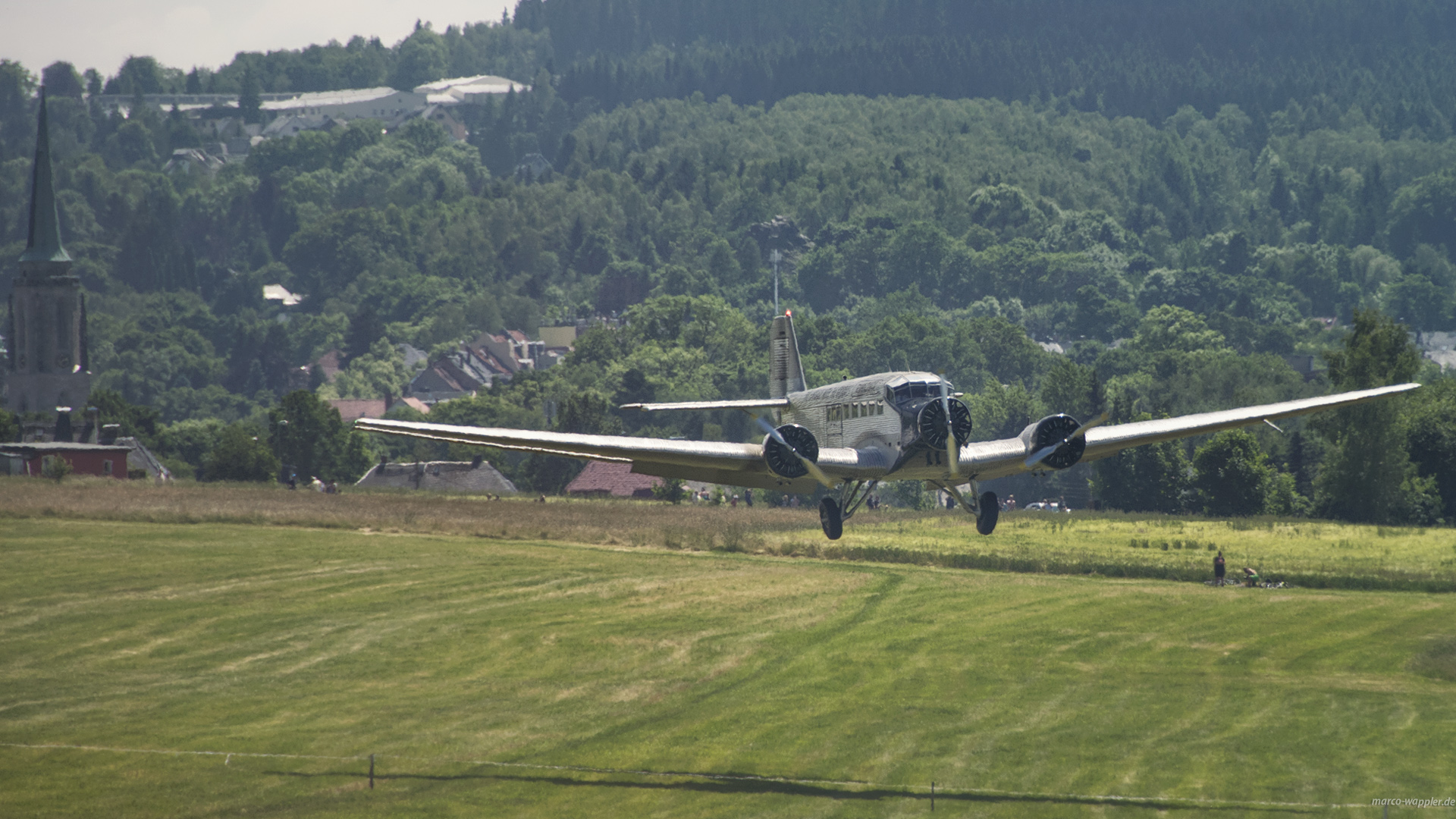 HB-HOT im Landeanflug