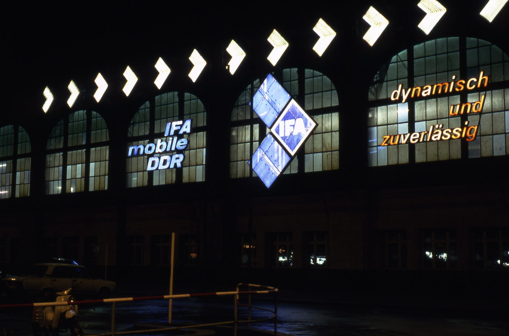 HBF Dresden mit zeitgenösischer KFZ Werbung