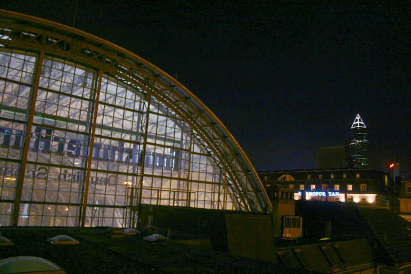 Hbf / Ffm blick zum Messeturm bei Nacht