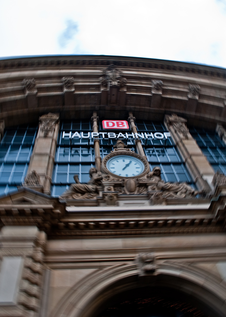 HBF Frankfurt.... Bewegungsunschärfe manuell mit Objektiv erzeugt...