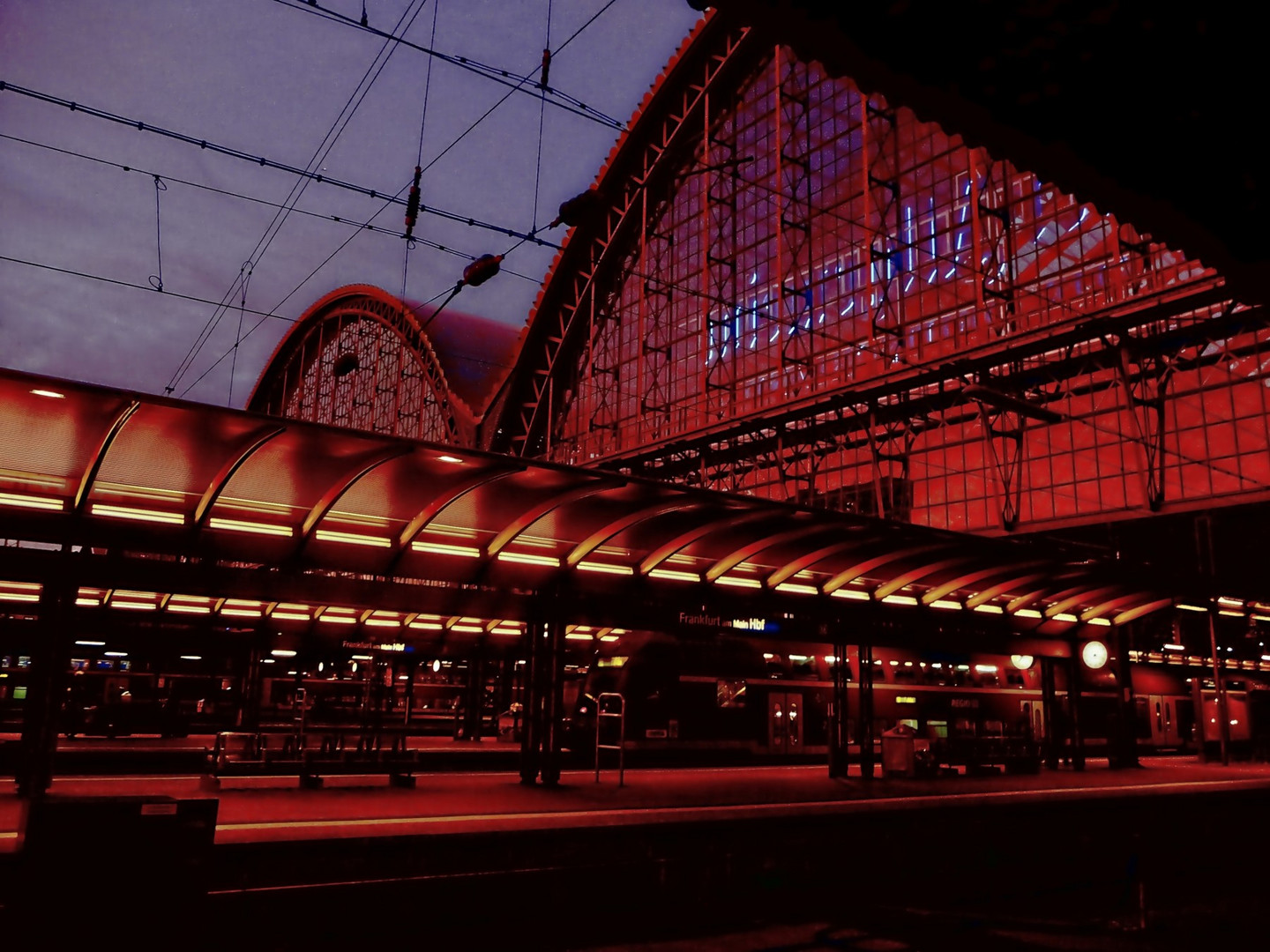 Hbf Frankfurt  Hallen im Abendrot (ohne Rauschen)